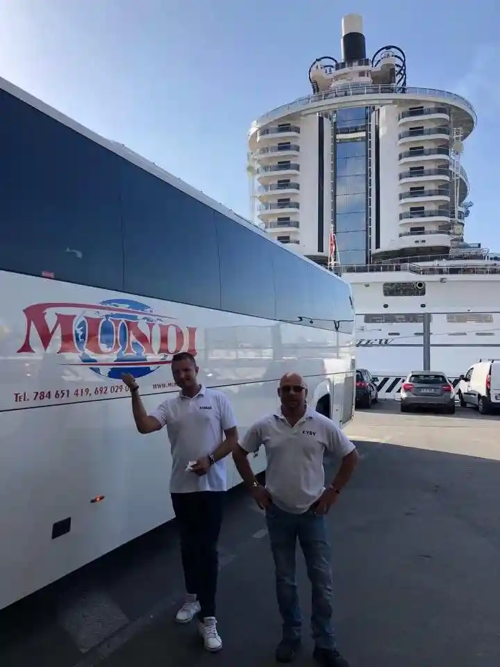 Zespół firmy podczas wspólnej wycieczki