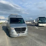 Srebrny bus marki mercedes