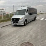 Srebrny bus marki mercedes