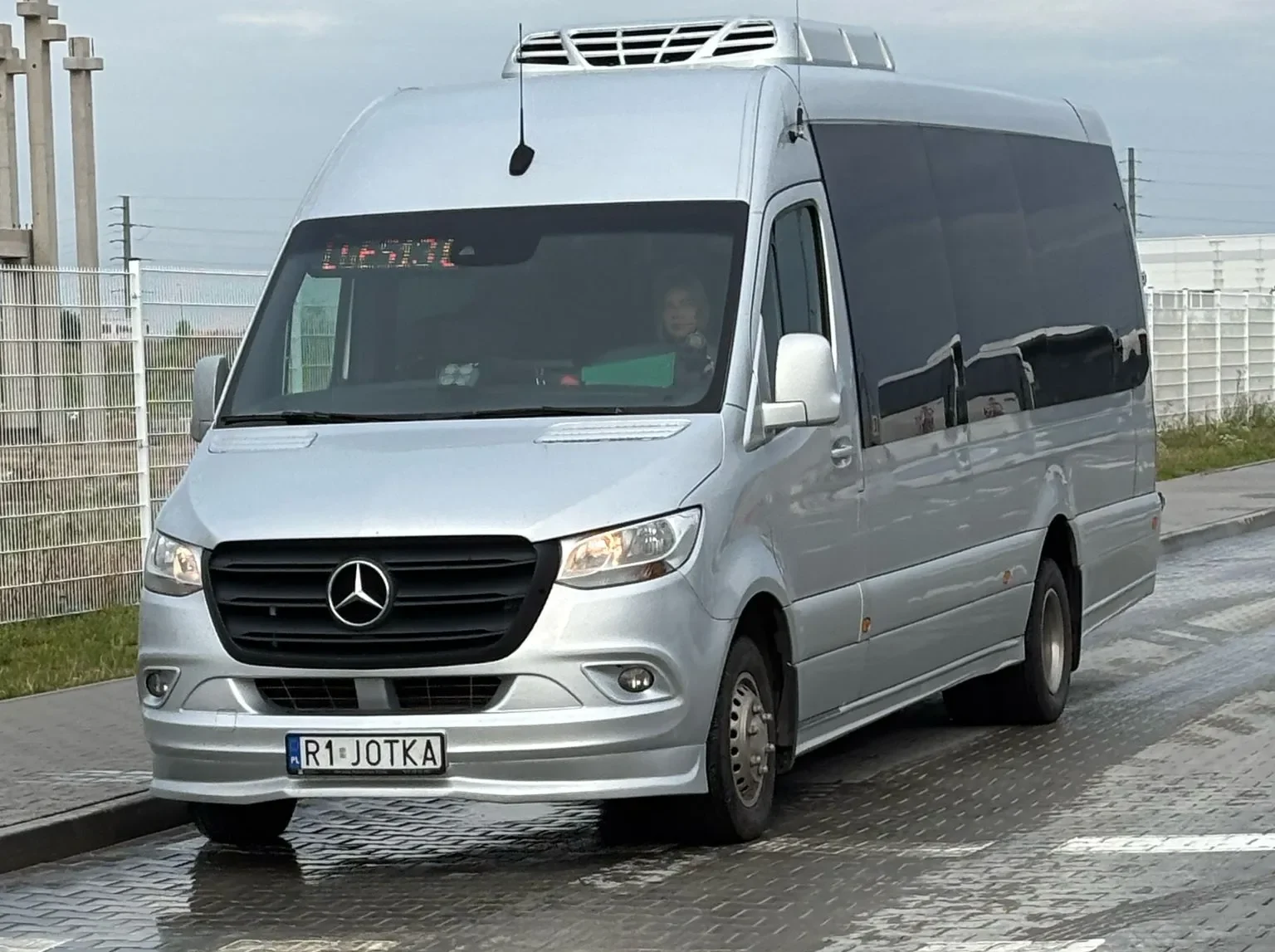 Srebrny bus marki mercedes